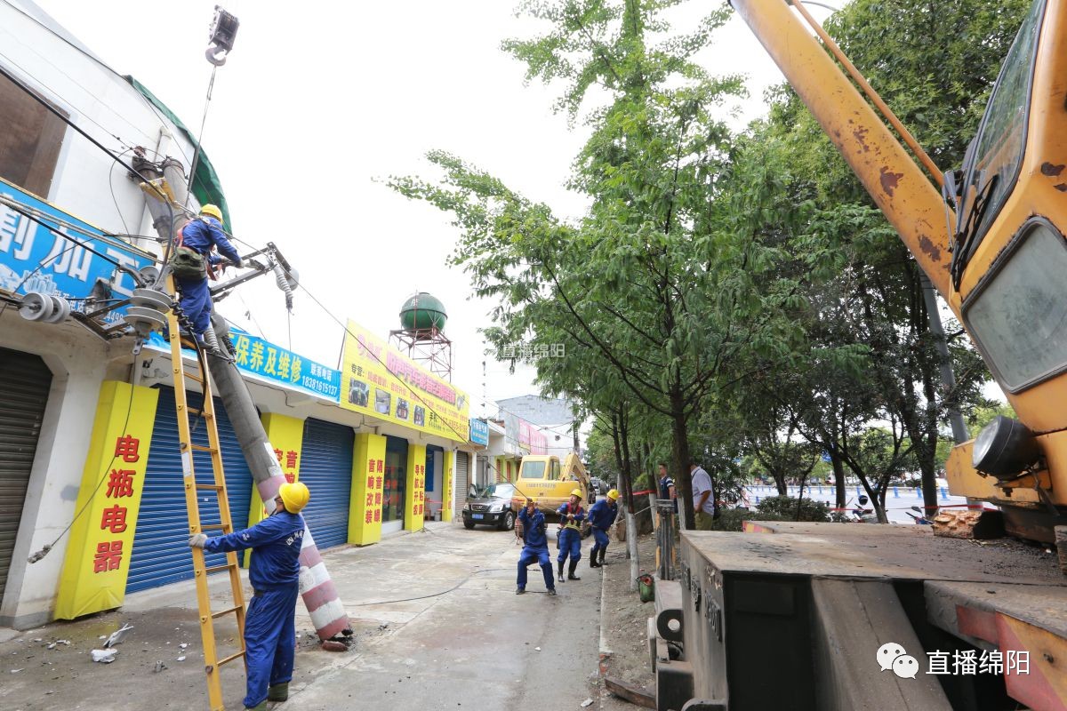挖掘機誤挖電纜致斷電，電力人員徹夜搶修恢復(fù)民生供電