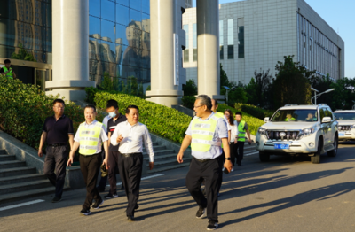 劉國鋒、王仲田看望慰問鐵塔公司應(yīng)急供電保障人員，現(xiàn)場(chǎng)關(guān)注電瓶電力恢復(fù)儀應(yīng)用成效