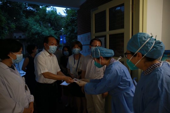 医院管理层向医务人员表示敬意，并向他们赠送湘雅文化纪念品。